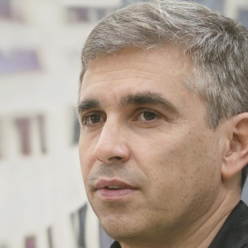 Portrait de Michel Dubois, expert en analyse financière