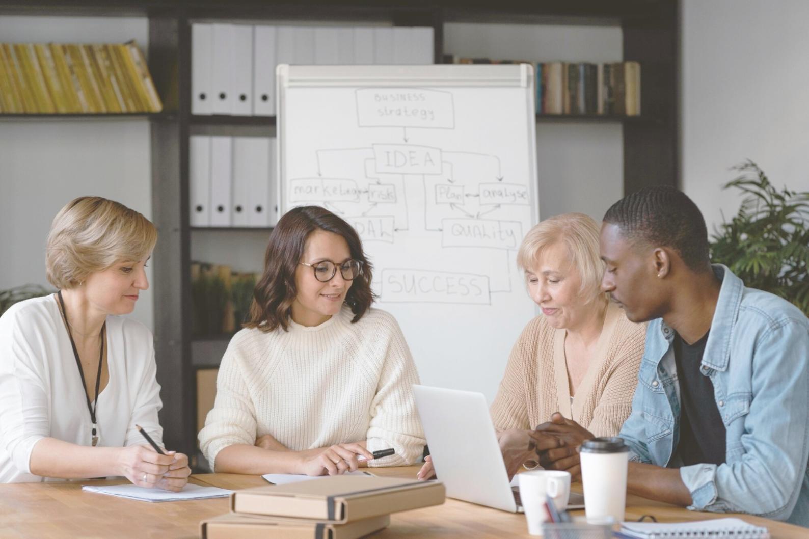 Espace de formation moderne avec outils d'analyse financière